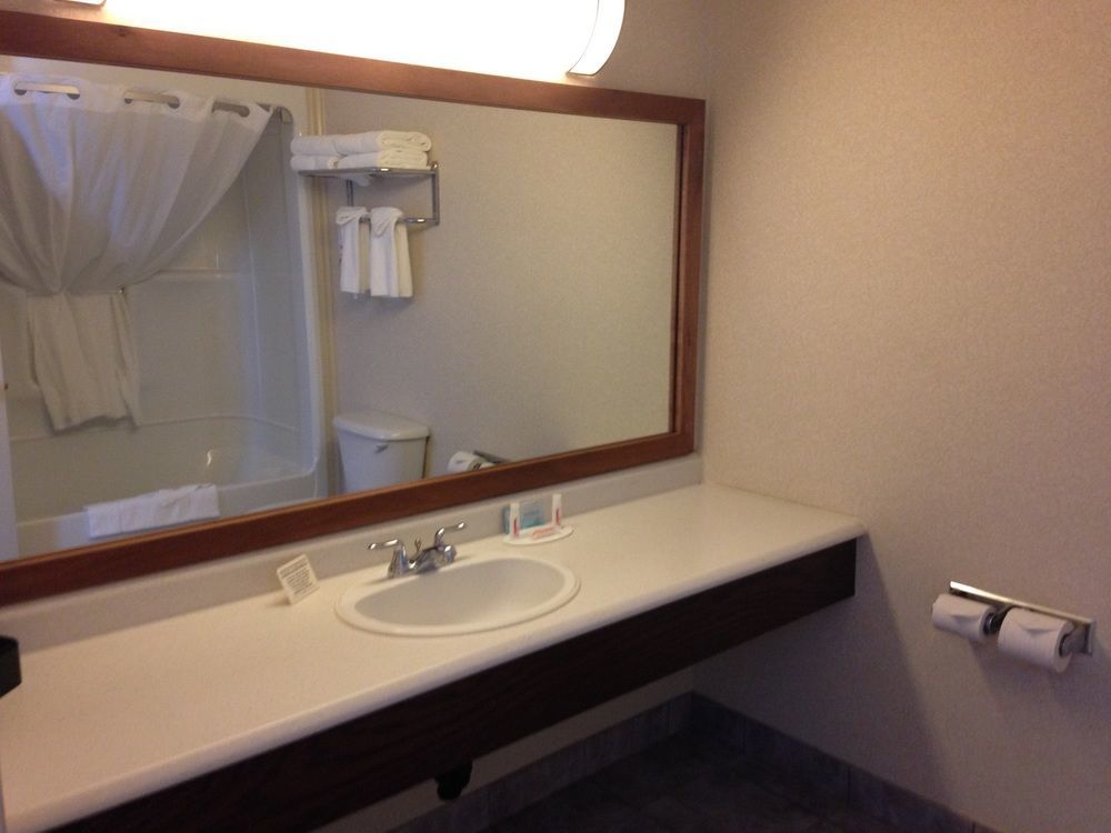 Quality Inn & Suites Cornwall Esterno foto