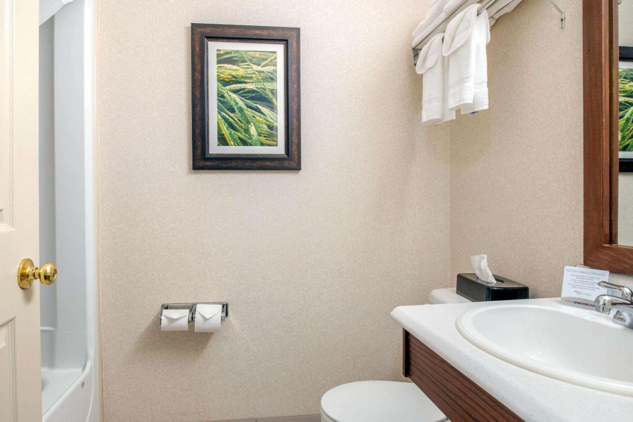Quality Inn & Suites Cornwall Esterno foto