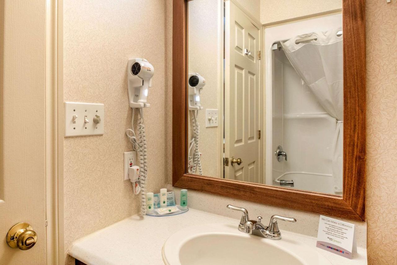 Quality Inn & Suites Cornwall Esterno foto
