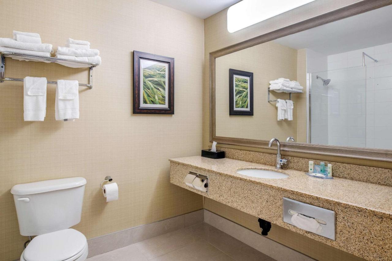 Quality Inn & Suites Cornwall Esterno foto