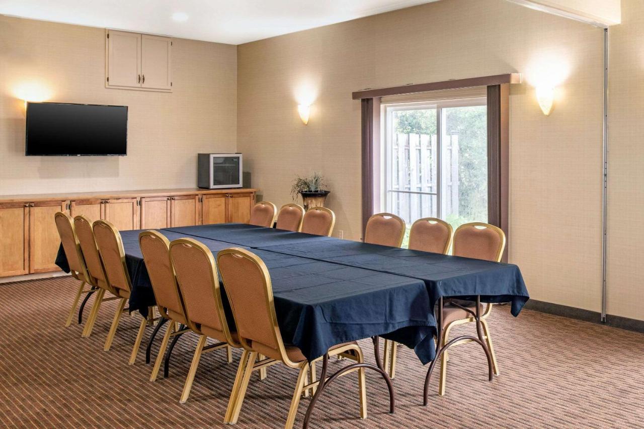Quality Inn & Suites Cornwall Esterno foto